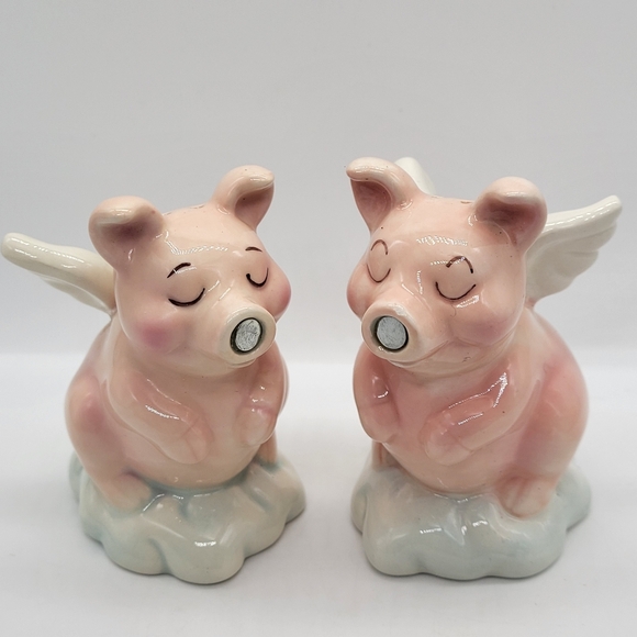 PACIFIC GIFTWARE Pigs Fly Angel Pig Couple On Clouds Kissing Salt Pepper Shaker - Picture 1 of 12